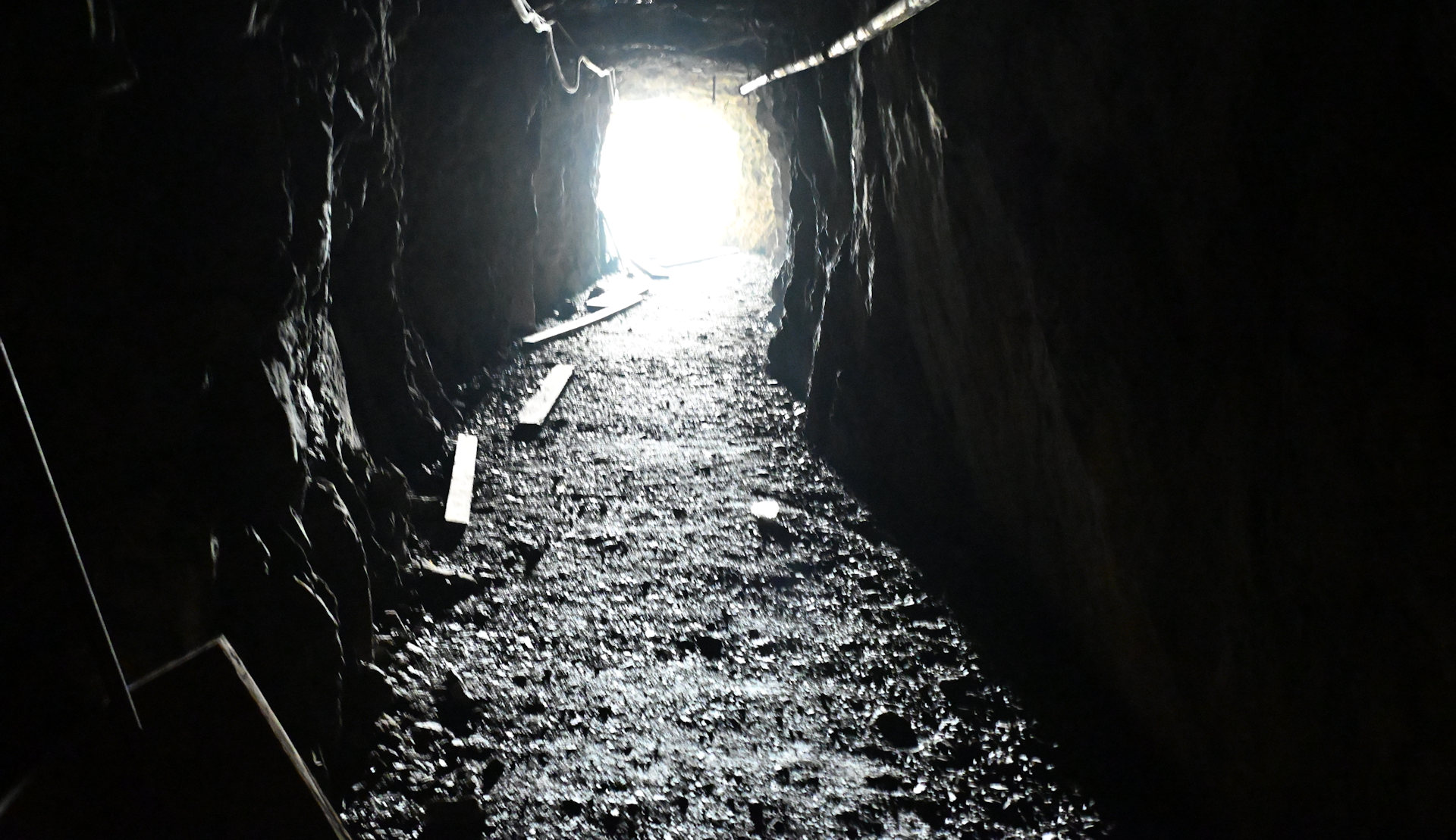 Blick aus einem Tunnel ins Tageslicht 
