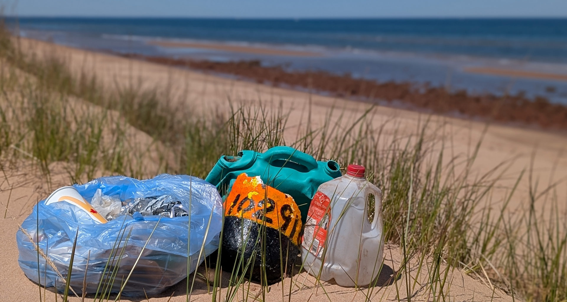 Gesammelter Plastik Müll am Strand von Prince Edward Island, Kanada