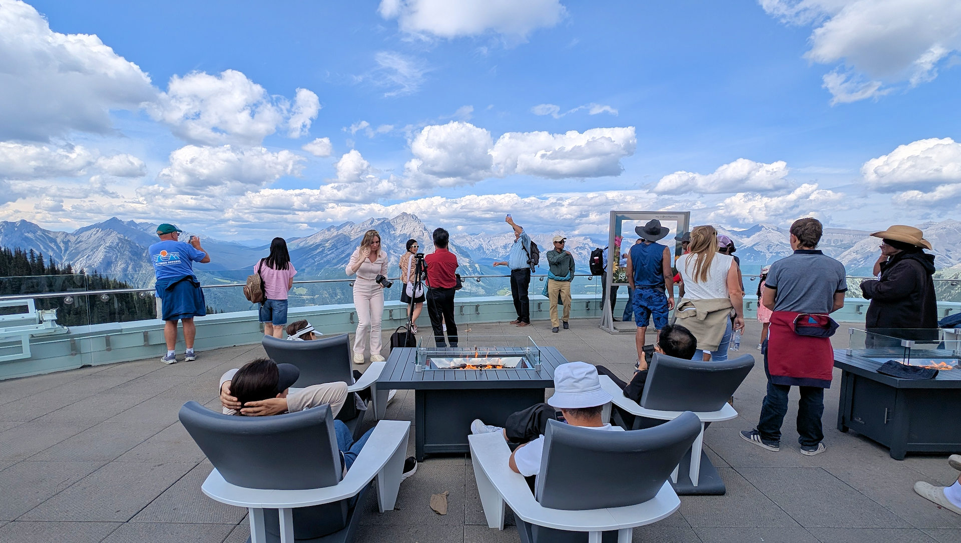 Aussichtsplattform der Gondola in Banff mit vielen Touristen 