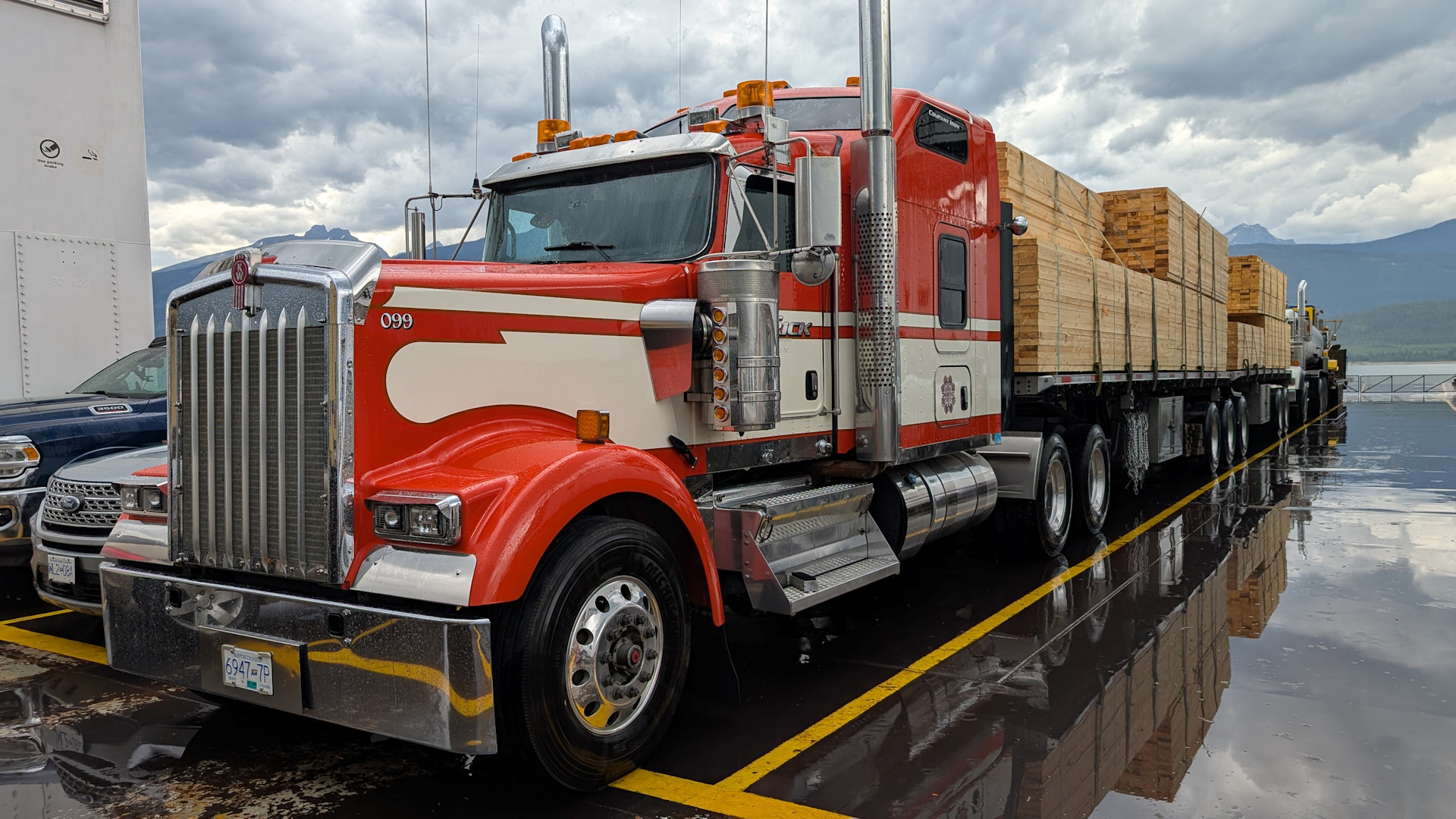 Roter Holztransporter LKW auf einer Fähre 