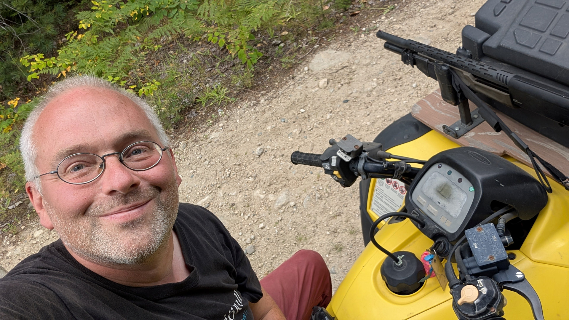 Chris zufrieden guckend auf einem gelben Quad 
