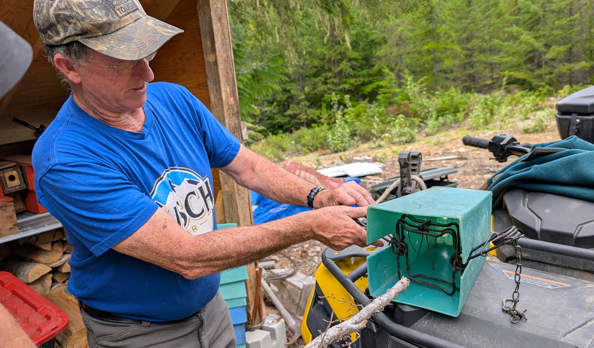 Trapper Dan demonstriert die Funktion einer grünen Marder Falle