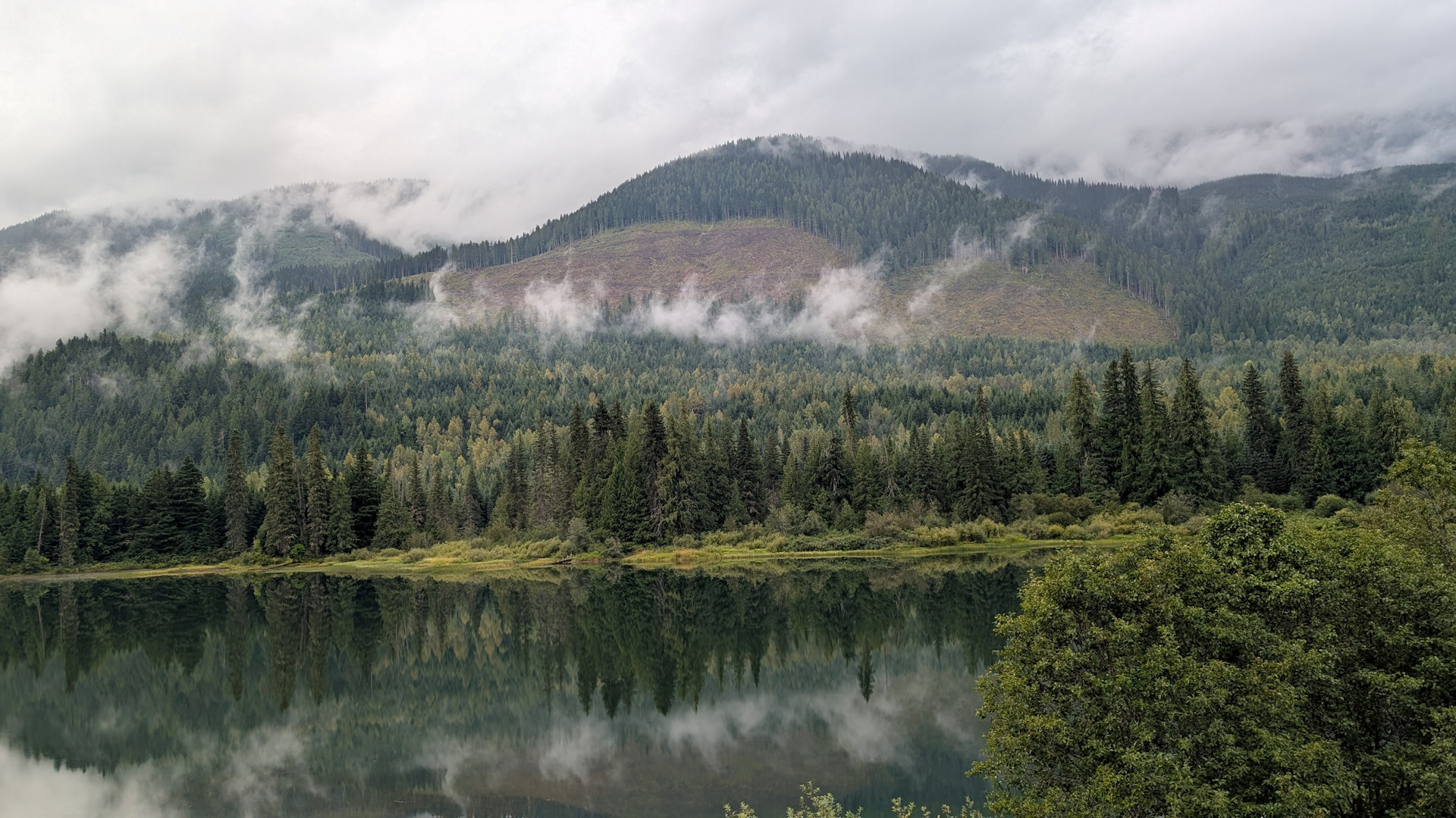 Berge spiegeln sich in einem See in den Rocky Mountains 