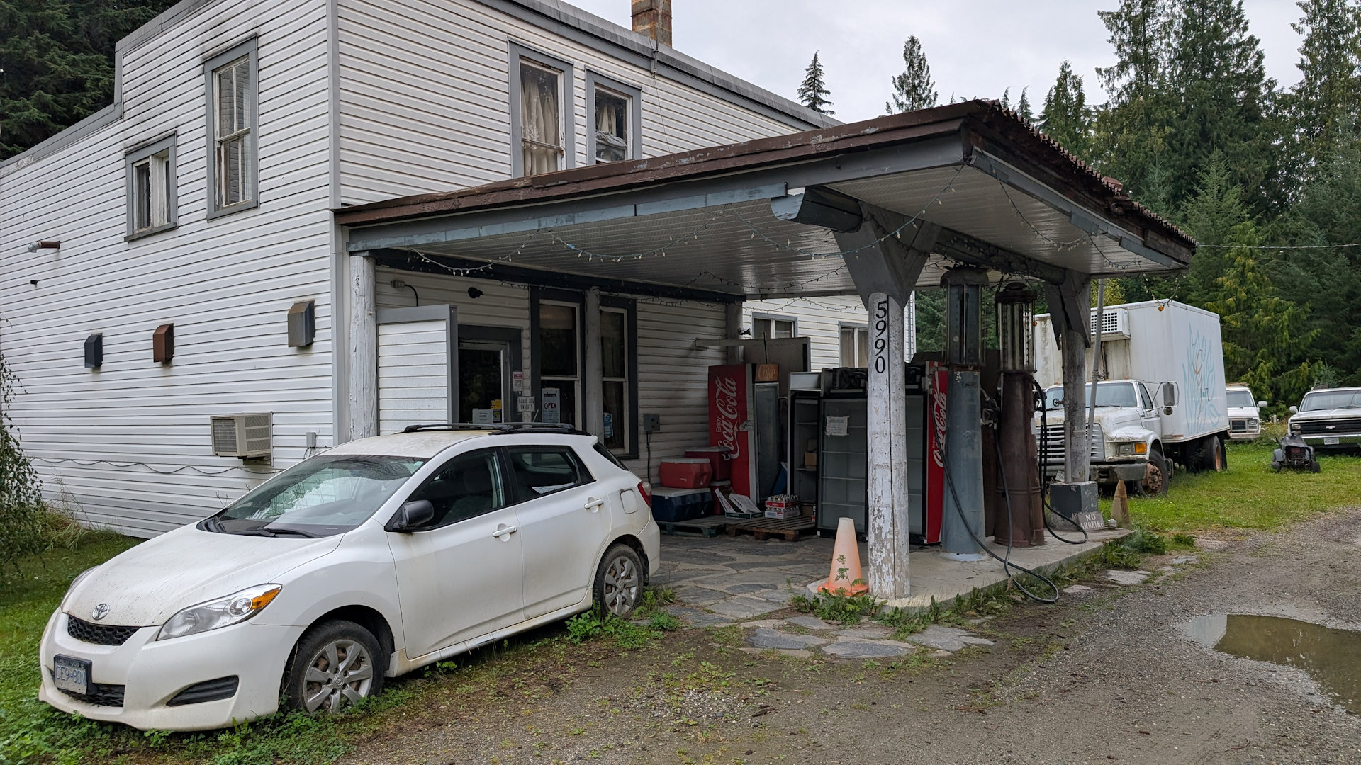 Obskure Tankstelle in den Kootenay Mountains Kanda 