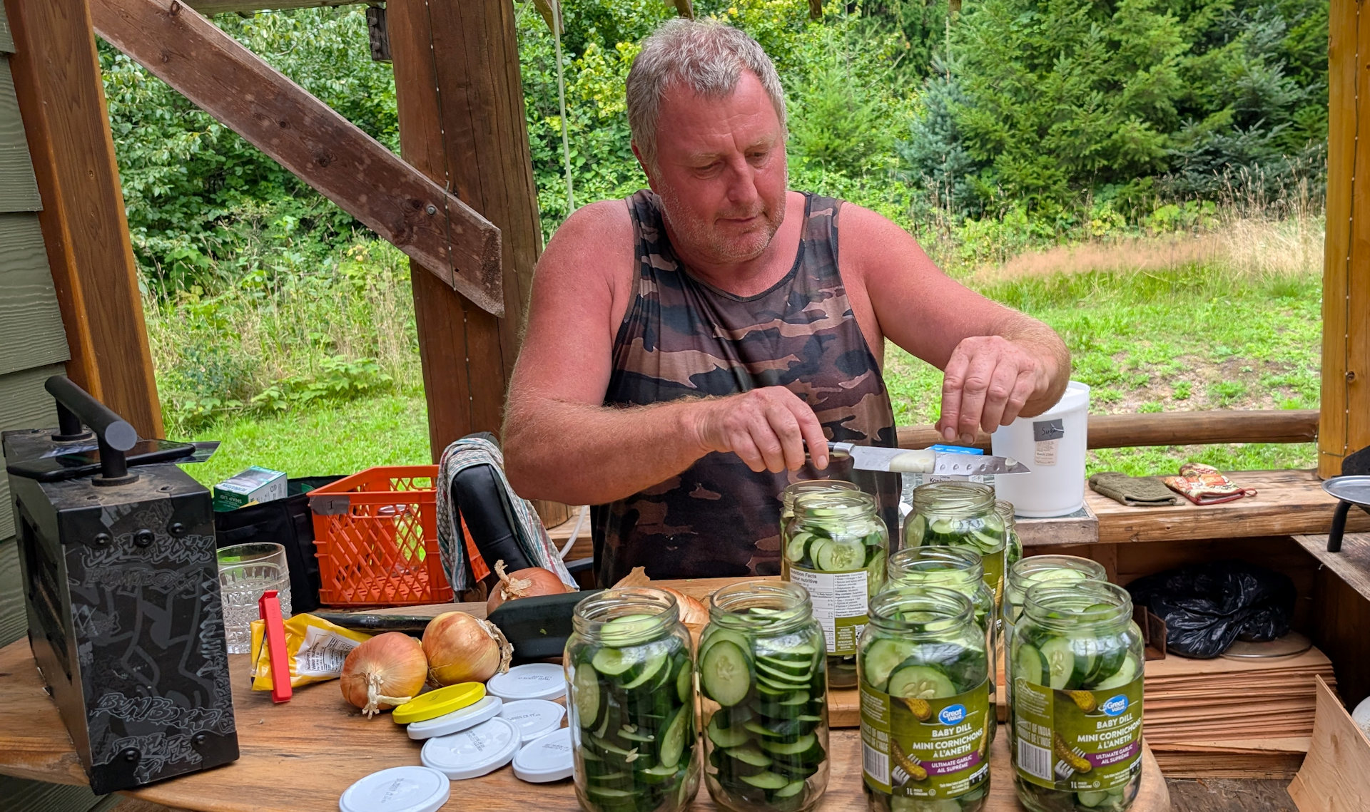 Jens beim einlegen von Gurken 