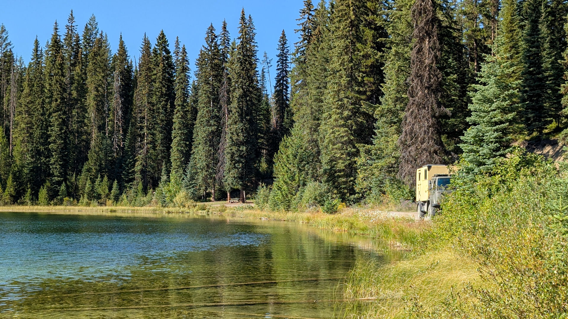 Reise LKW parkt am Lost Lake in den Rocky Mountains