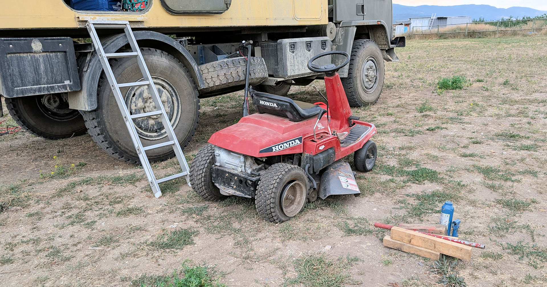 Roter Honda Aufsitz Rasenmäher mit plattem Reifen 