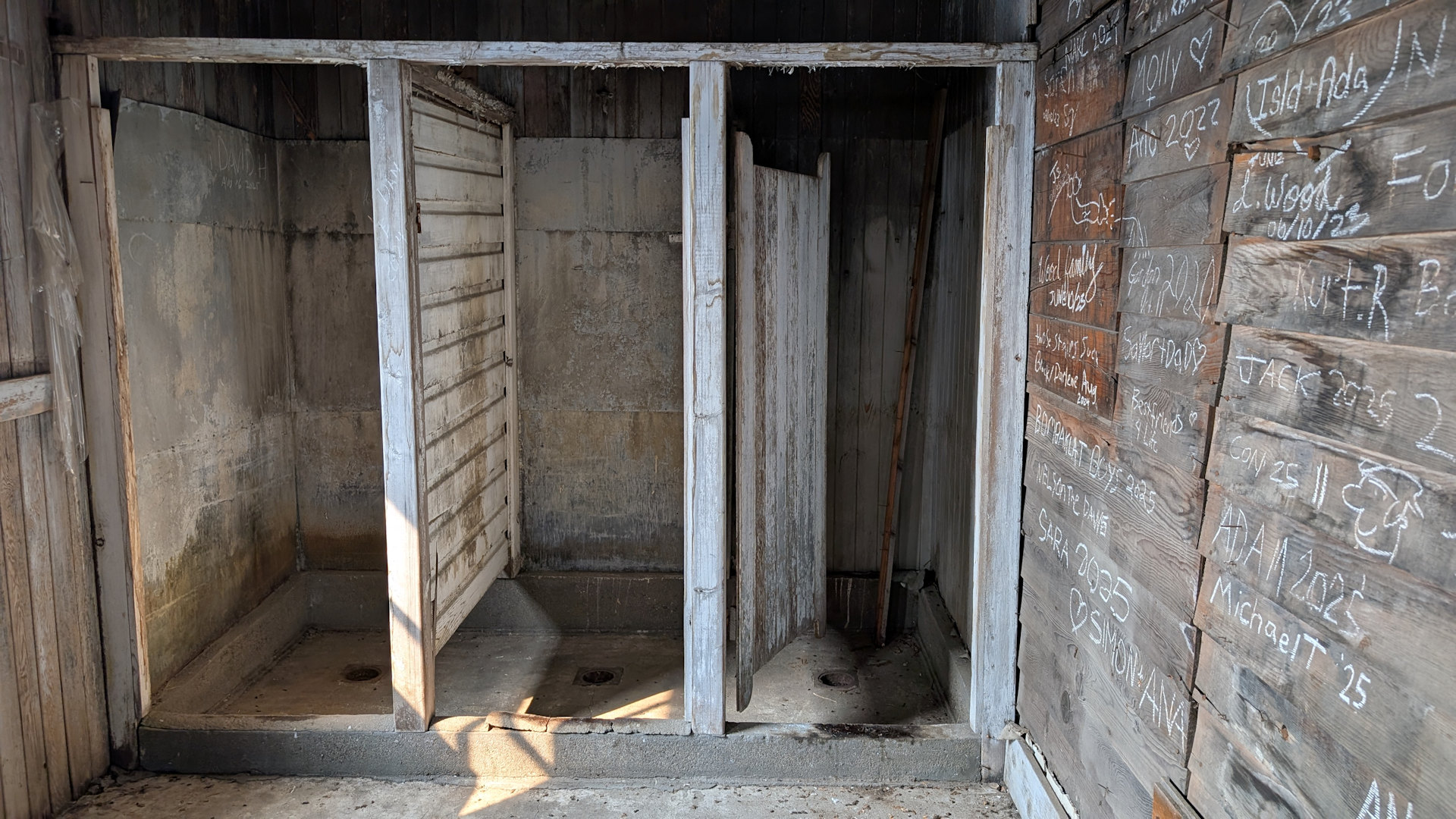 Drei alte Duschen nebeneinander 