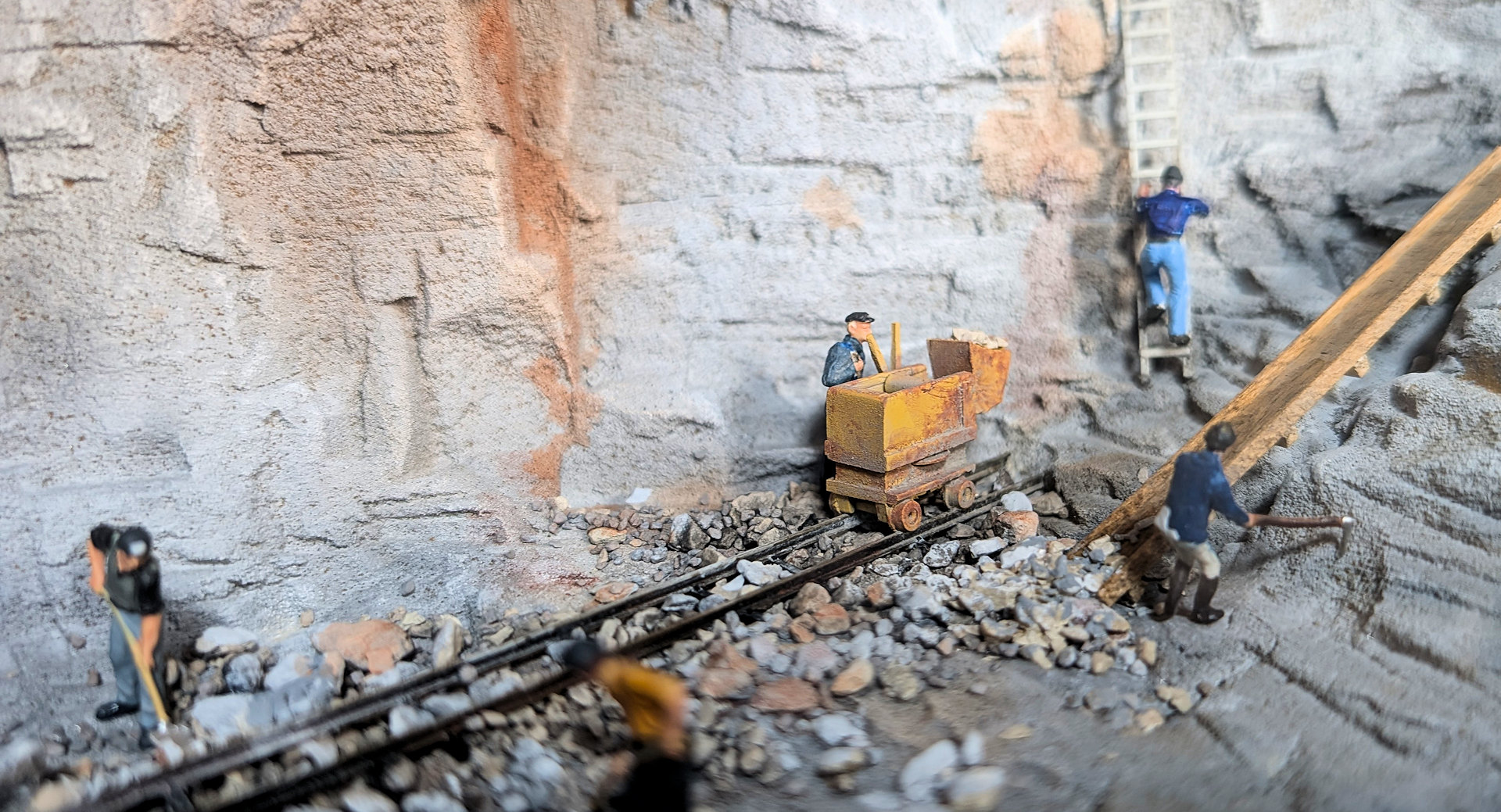 Miniatur Abbildung von Bergleuten in einer unterirdischen Mine