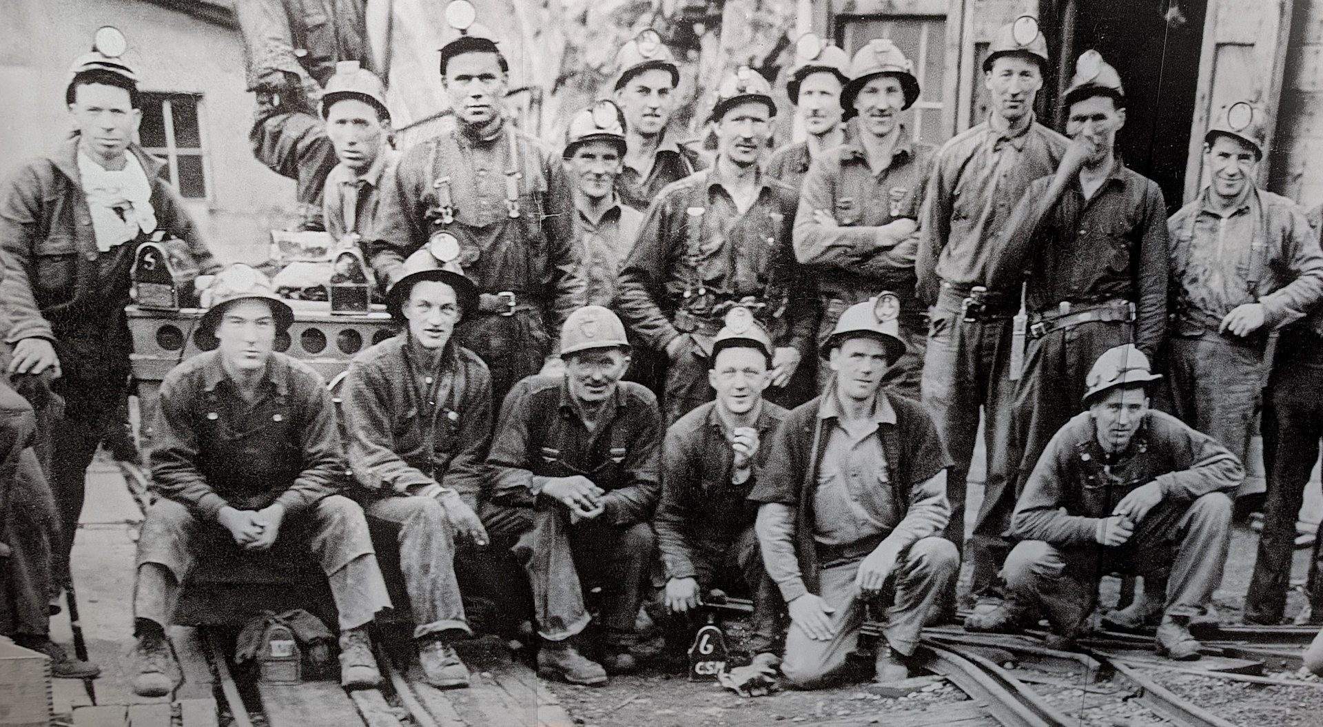 Schwarzweiss Foto von Bergleuten der Mascot Gold Mine um 1940 herum