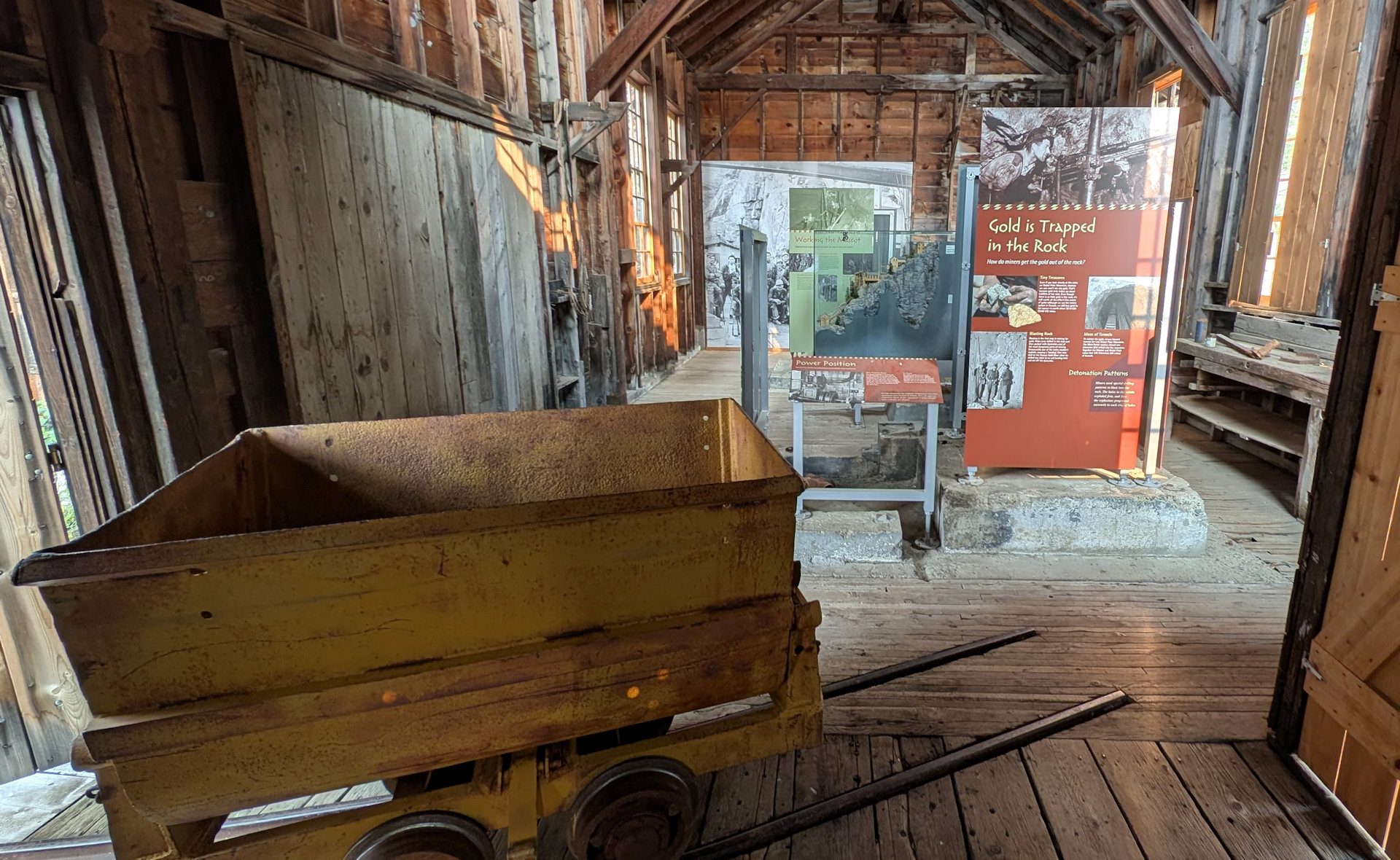 Ausstellung in der ehemaligen Kompressor Halle der Mascot Mine zur Bergbau Geschichte 