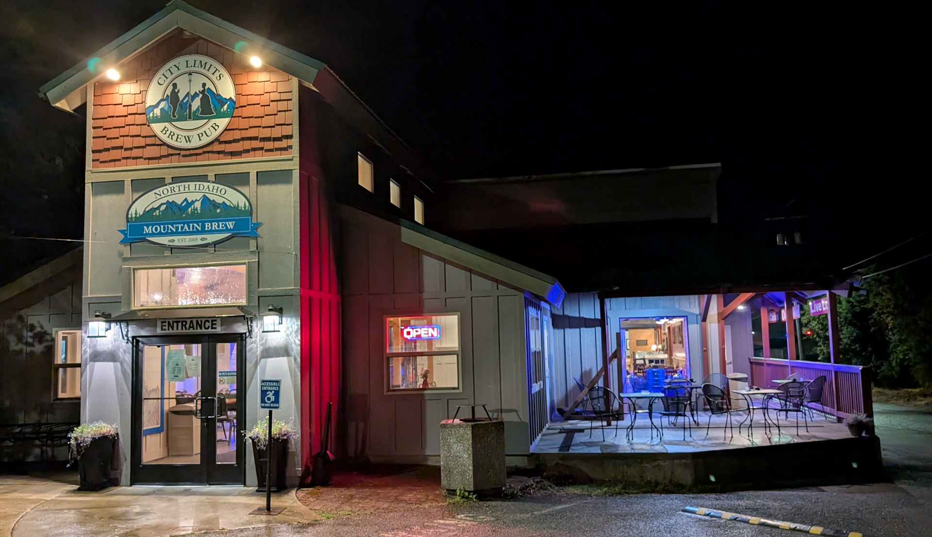 City Limits Brew Pub in Wallace Idaho Nachts fotografiert 