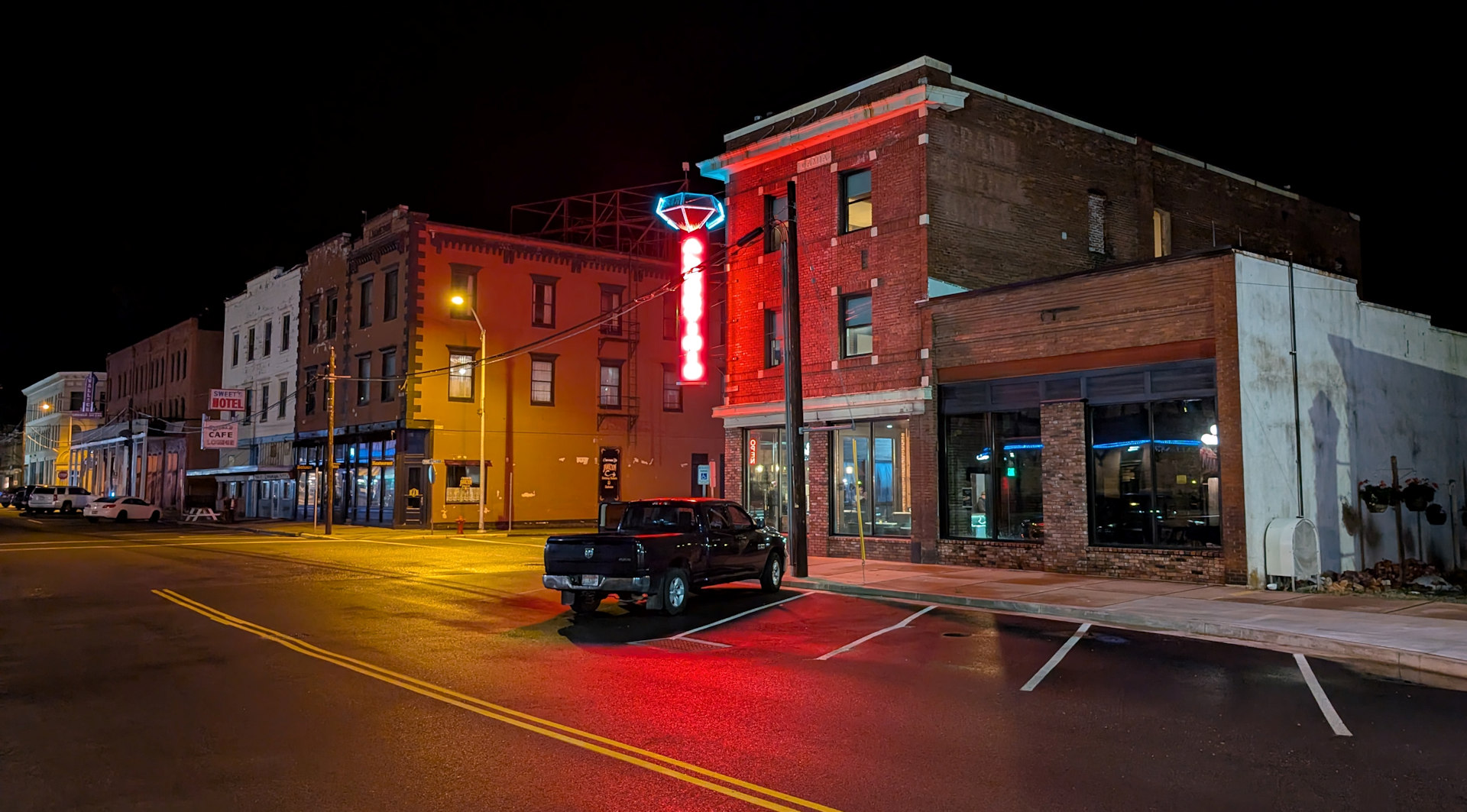 Von Neonbeleuchtung rot erleuchtete Häuser Fassade in Wallace Idaho 