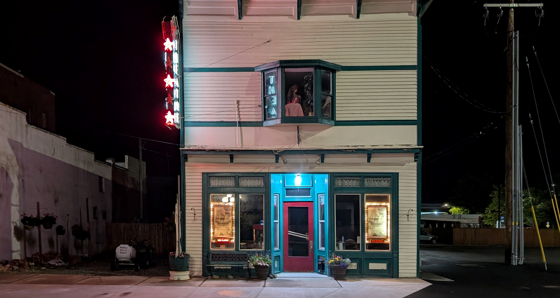 Nachaufnahme von einem Haus in Wallace mit blauer Tür