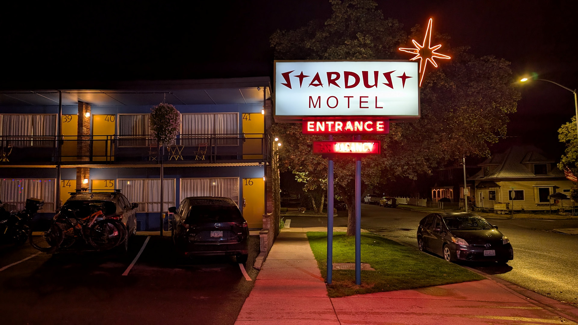 Nachtbild vom beleuchteten Stardust Motel Schild in Wallace Idaho 