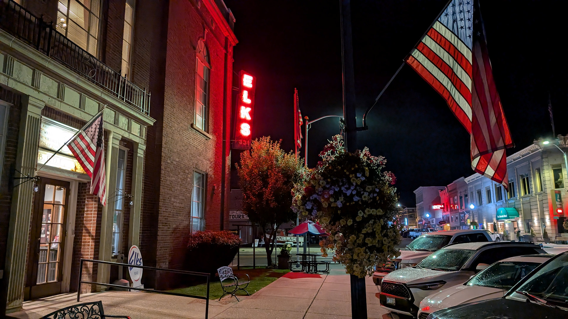 Nachtbild in Wallace Idaho mit Neobeleuchtung und amerikanischer Flagge 
