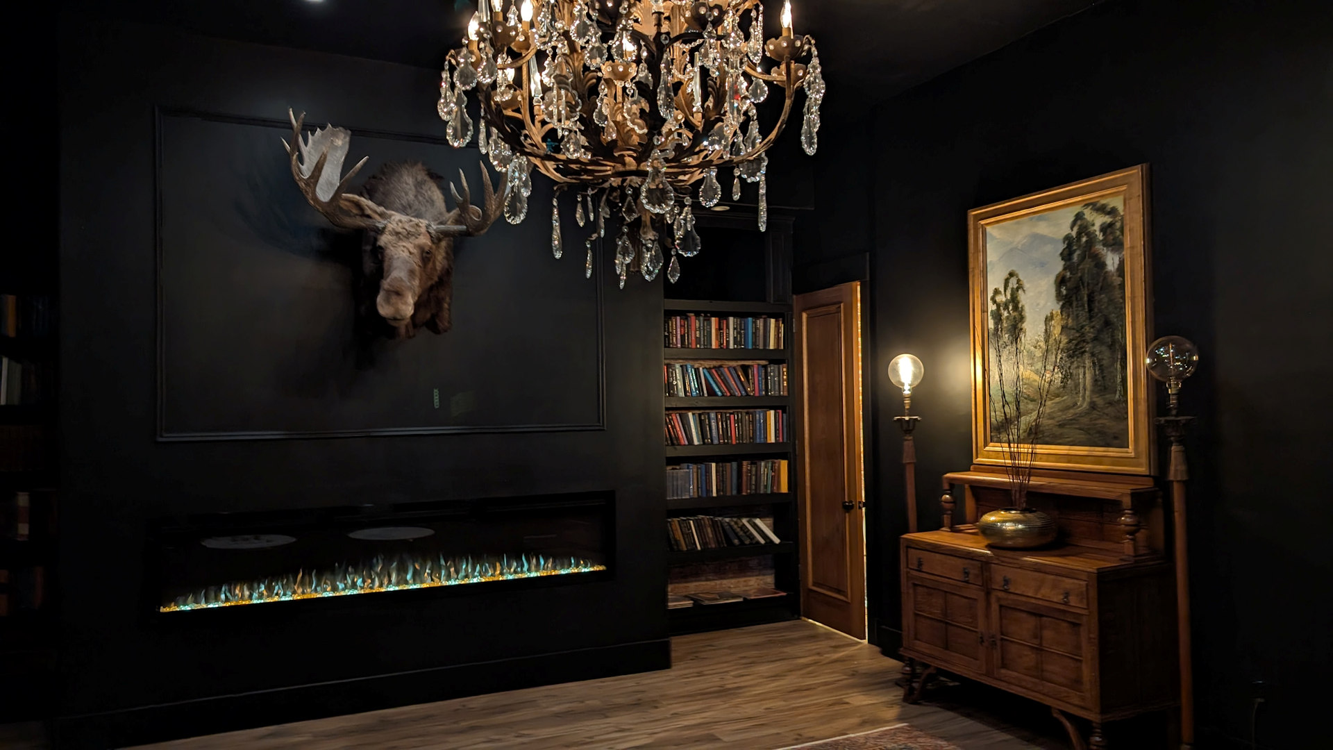 Hotel Lobby mit Elch Kopf Büchern und dezent beleuchtetem Gemälde 