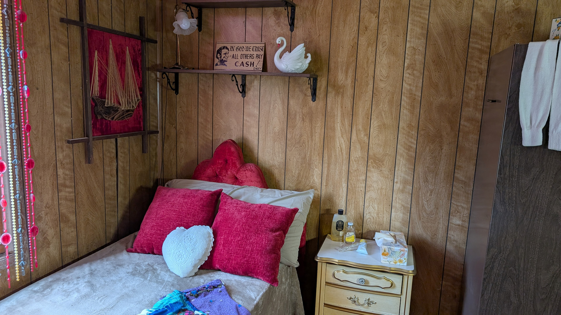 Zimmer im Bordello Museum Wallace mit Sofa Bett und kleiner Kommode