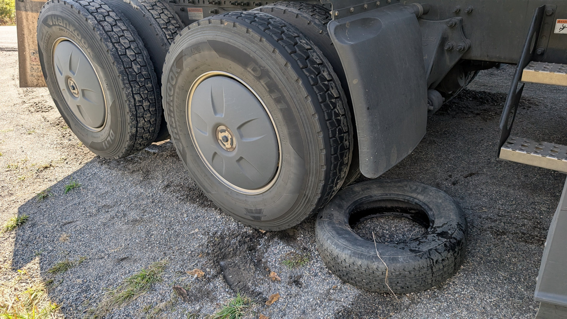 In der Luft hängende LKW Reifen von einer Zugmaschine 