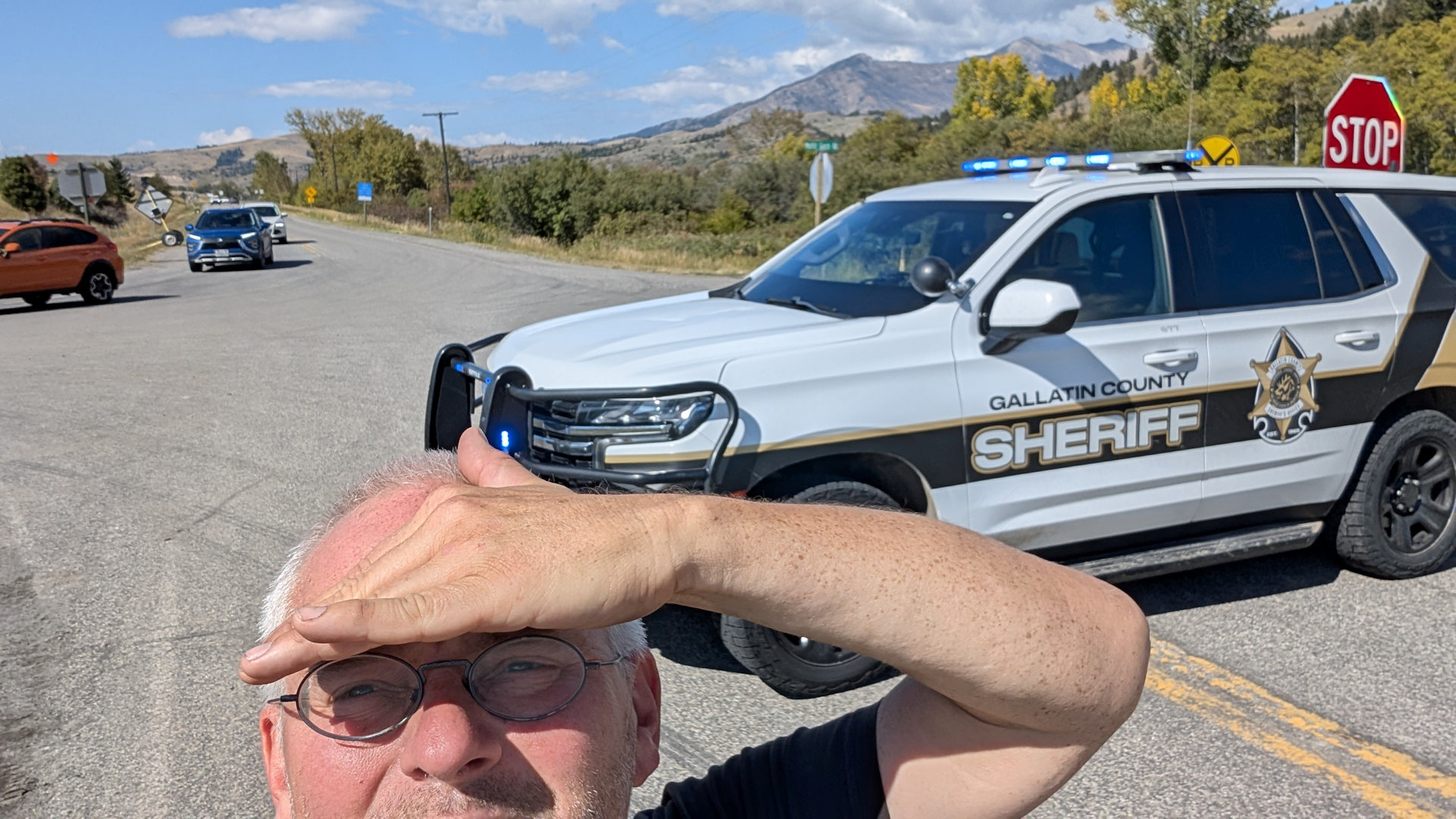 Selbstportrail vor einem Sheriff Squadcar vor einem Verkehrsstau 