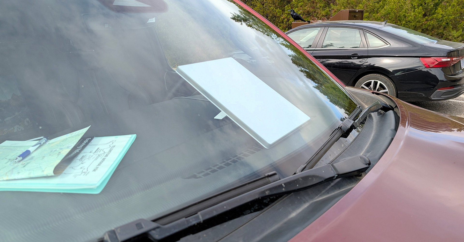 Starlink Mini im Betrieb hinter der Windschutzscheibe von einem Auto