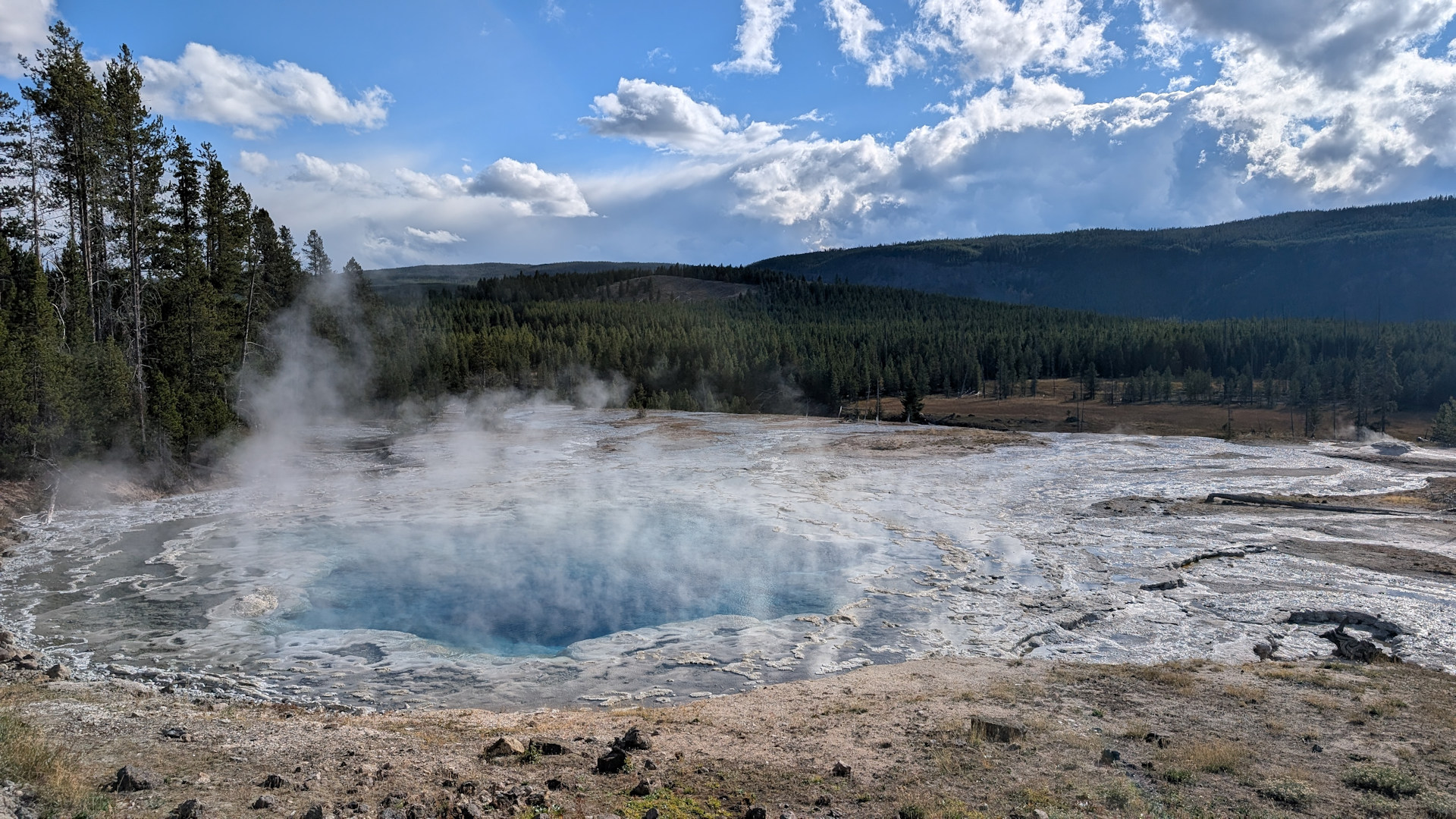 Blau schimmernde Thermalquelle im Old Faithfull Bassin 