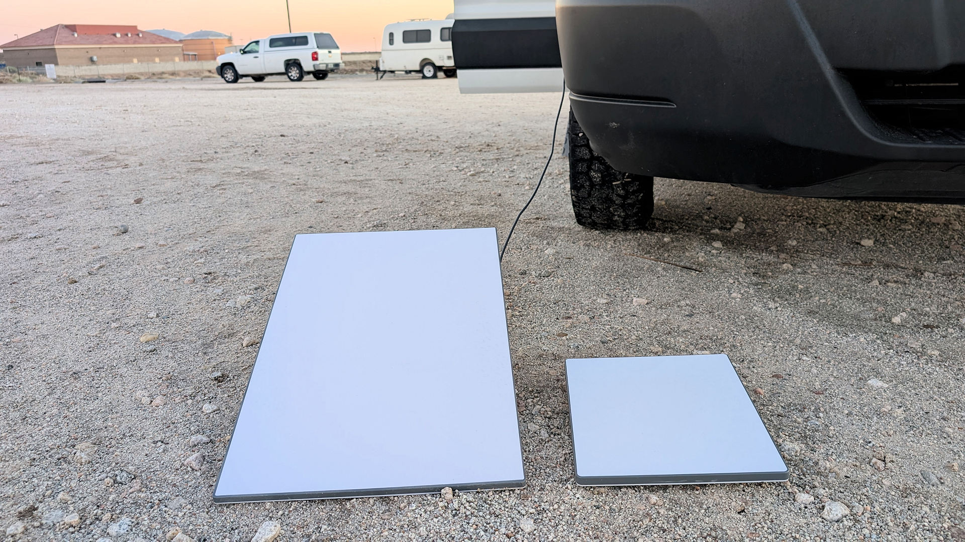 Starlink Standard Dish im Vergleich neben einem Mini Dish 