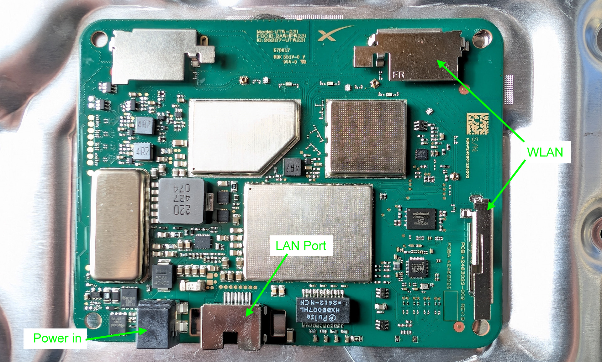 Bild einer Starlink Mini Hauptplatine mit eingeprägter Seriennummer und im Bild markierten WLAN Antennen. 