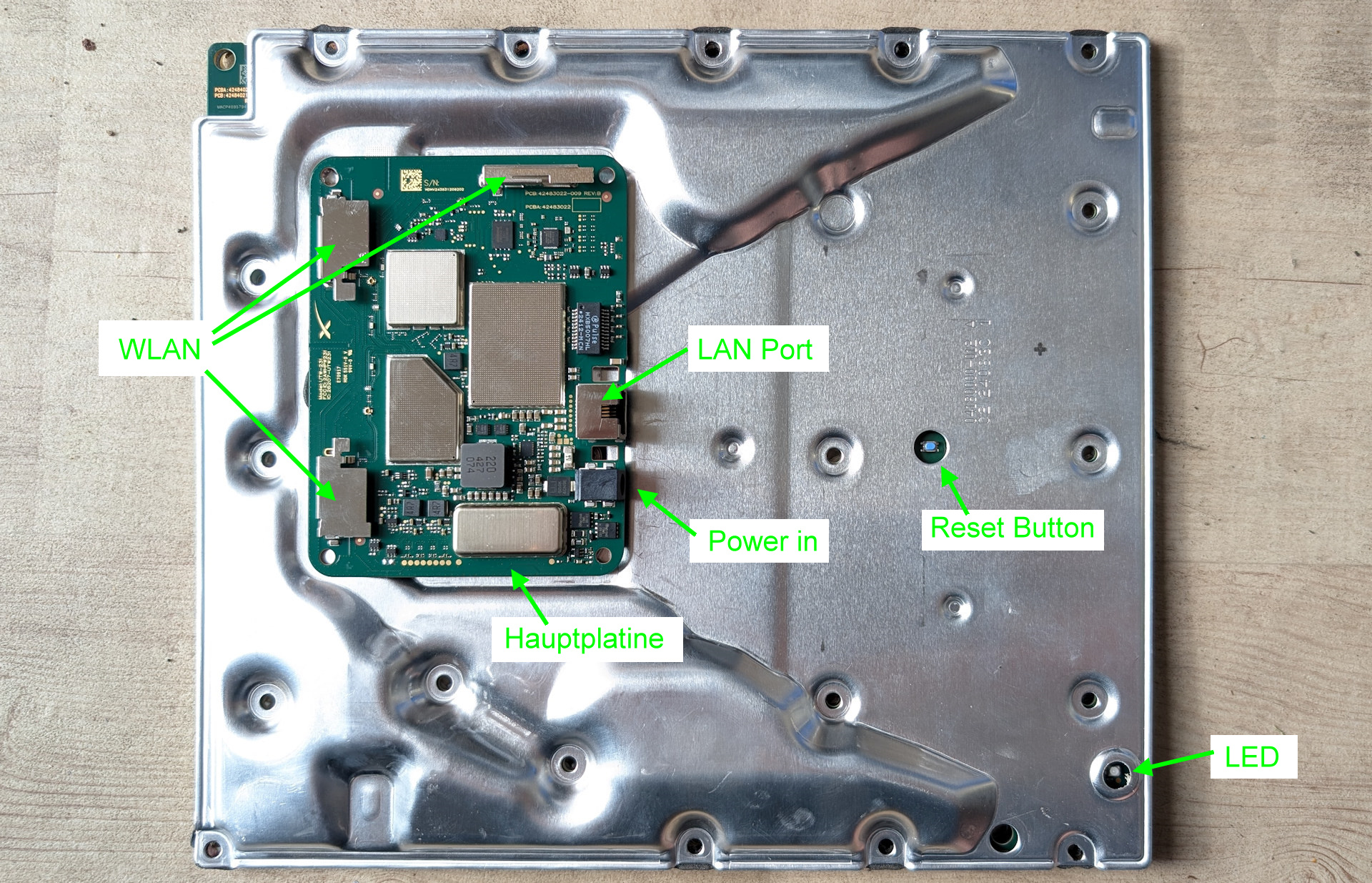 Rückseite von einem geöffneten Starlink Mini Dish. Silber farbene Abdeckung und Hauptplatine mit schriftlichen Ergänzungen 