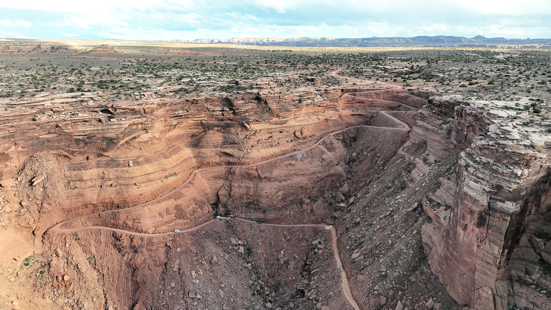 Abenteuerliche einspurige Piste in der Steilwand Canyonlands
