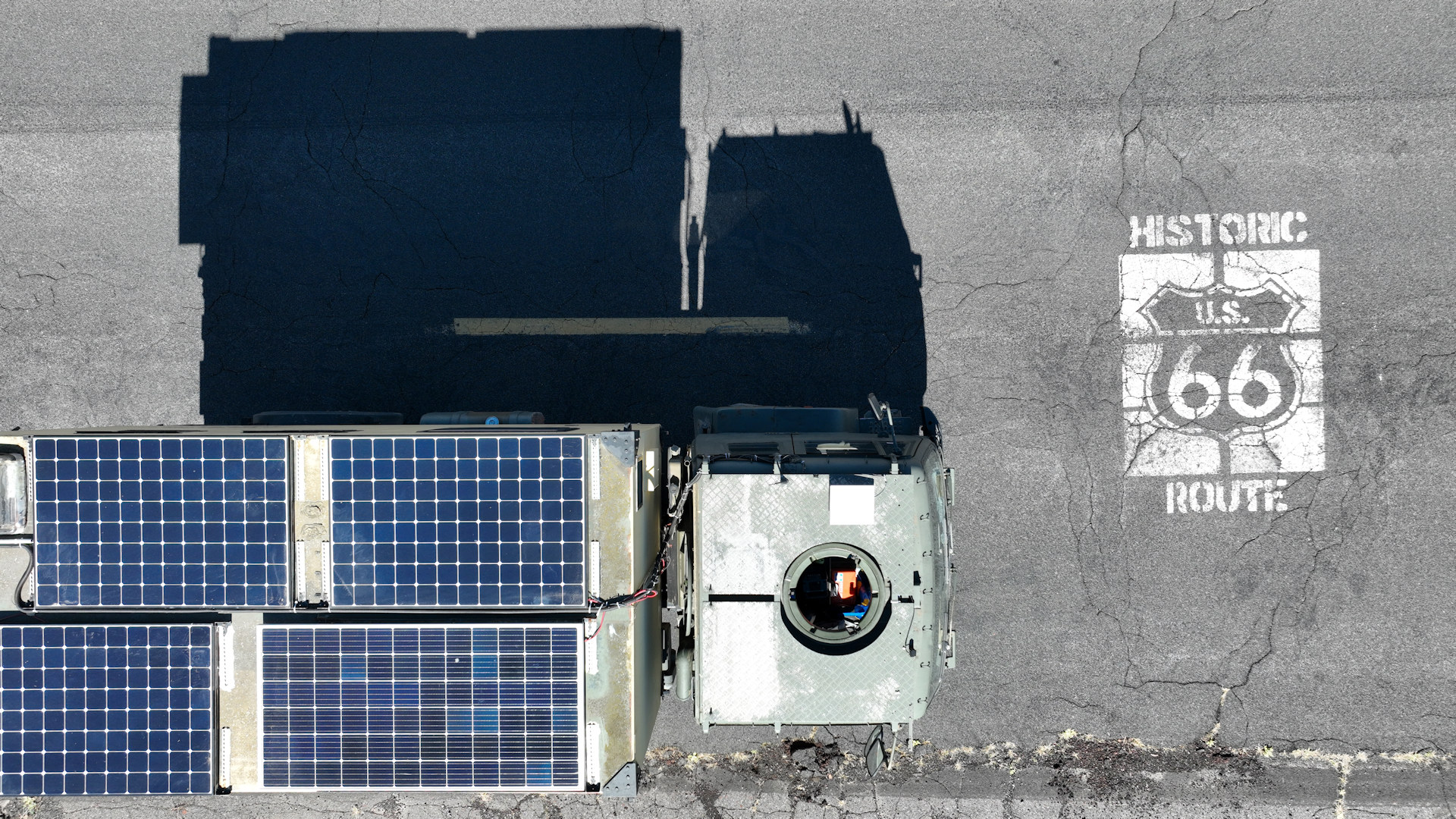 LKW neben einem Historic Route 66 Logo in Arizona USA