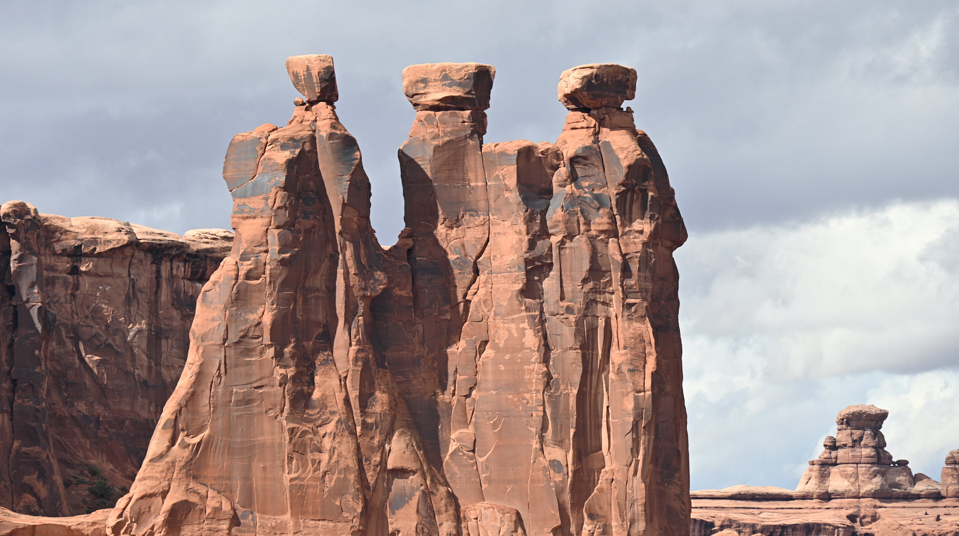 Drei Felsen die wir versteinerte Wanderer aussehen 