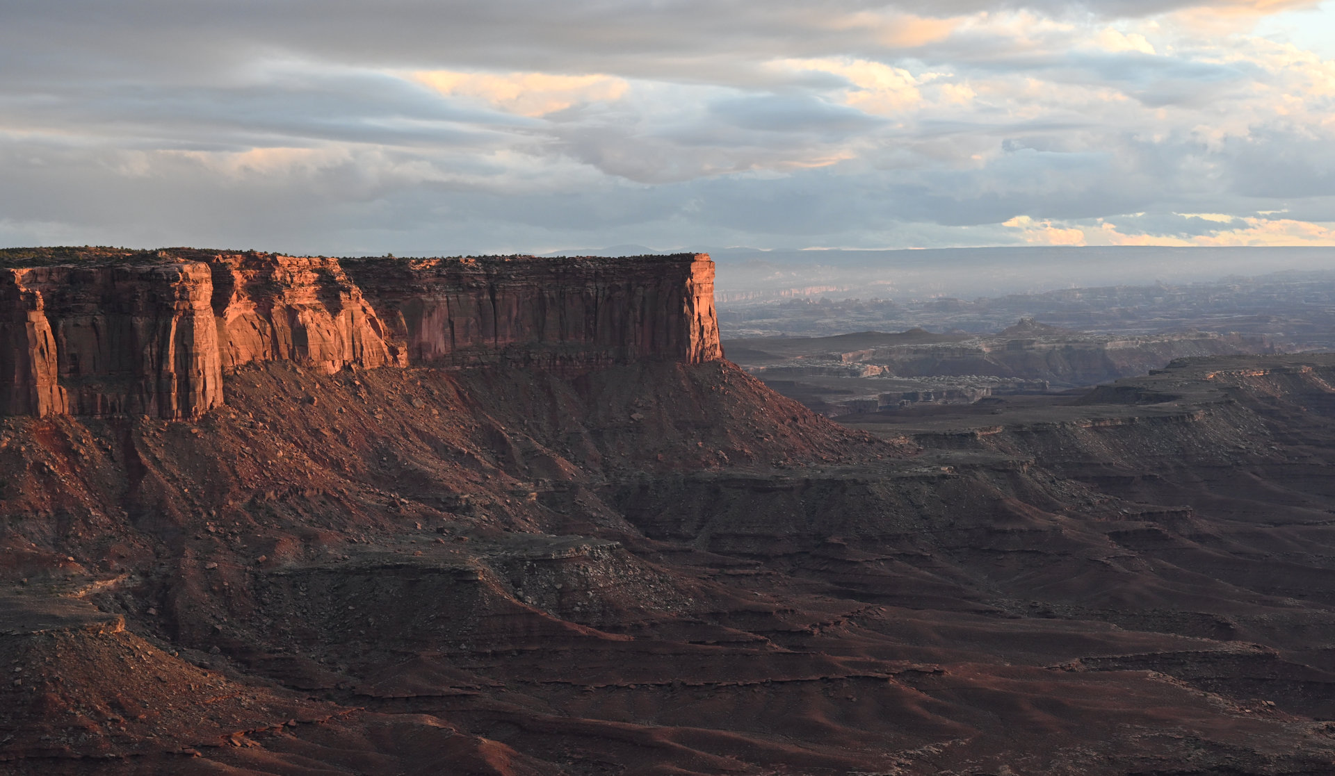Canyonlands Felsen werden von der untergehenden Sonne rot angeleuchtet