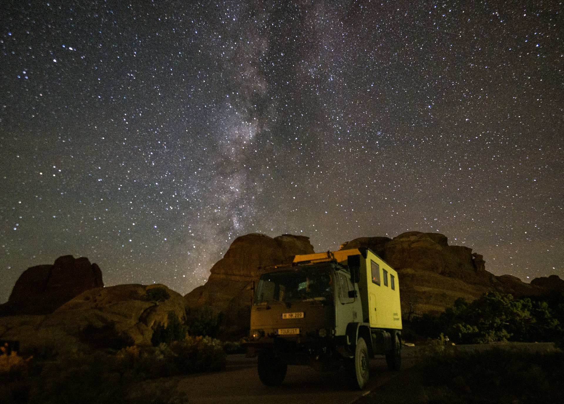 Nachtbild DAF T244 LKW mit Sternenhimmel und Milchstrasse 