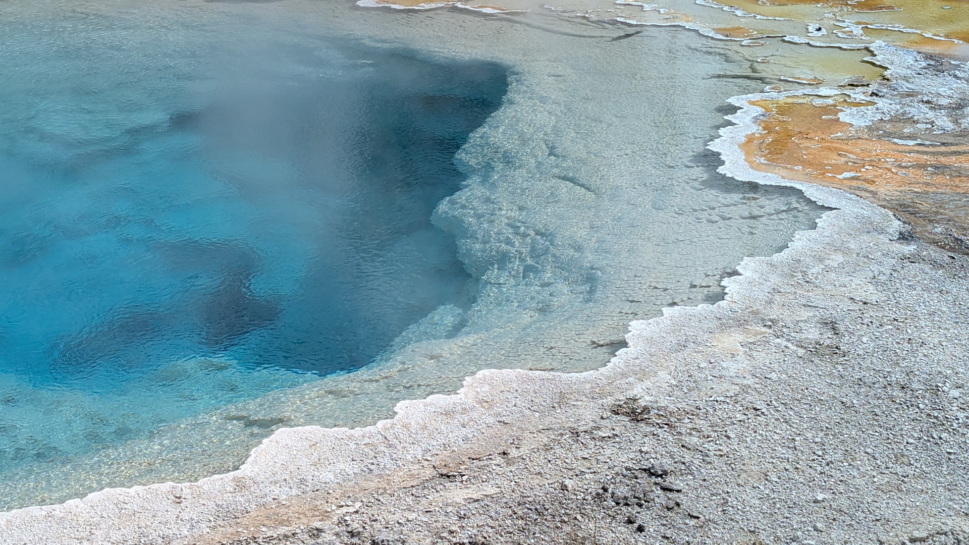 Detailaufnahme einer türkis schimmernder Quelle 