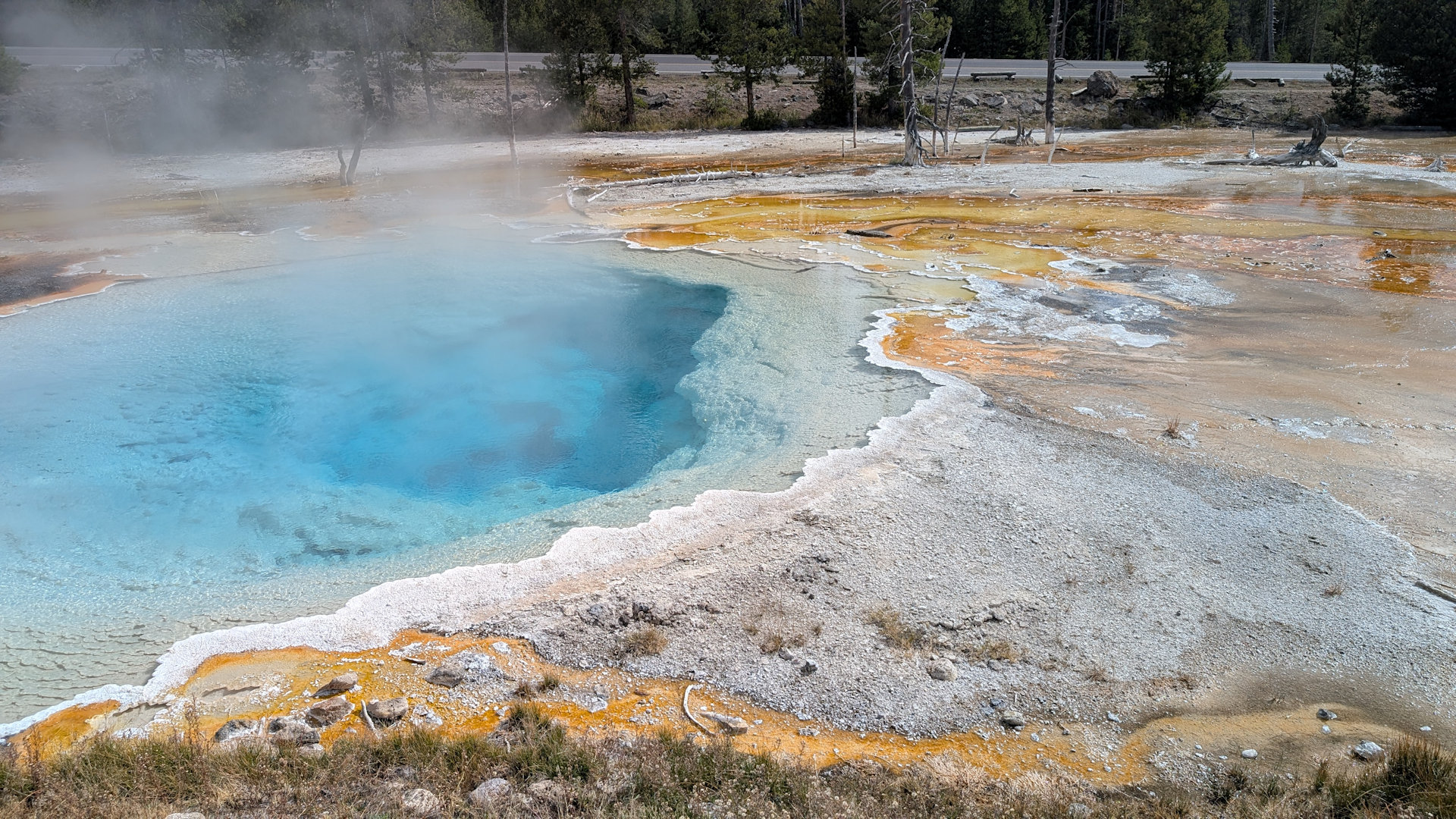 Türkise Thermalquelle im Fountain Paint Pot