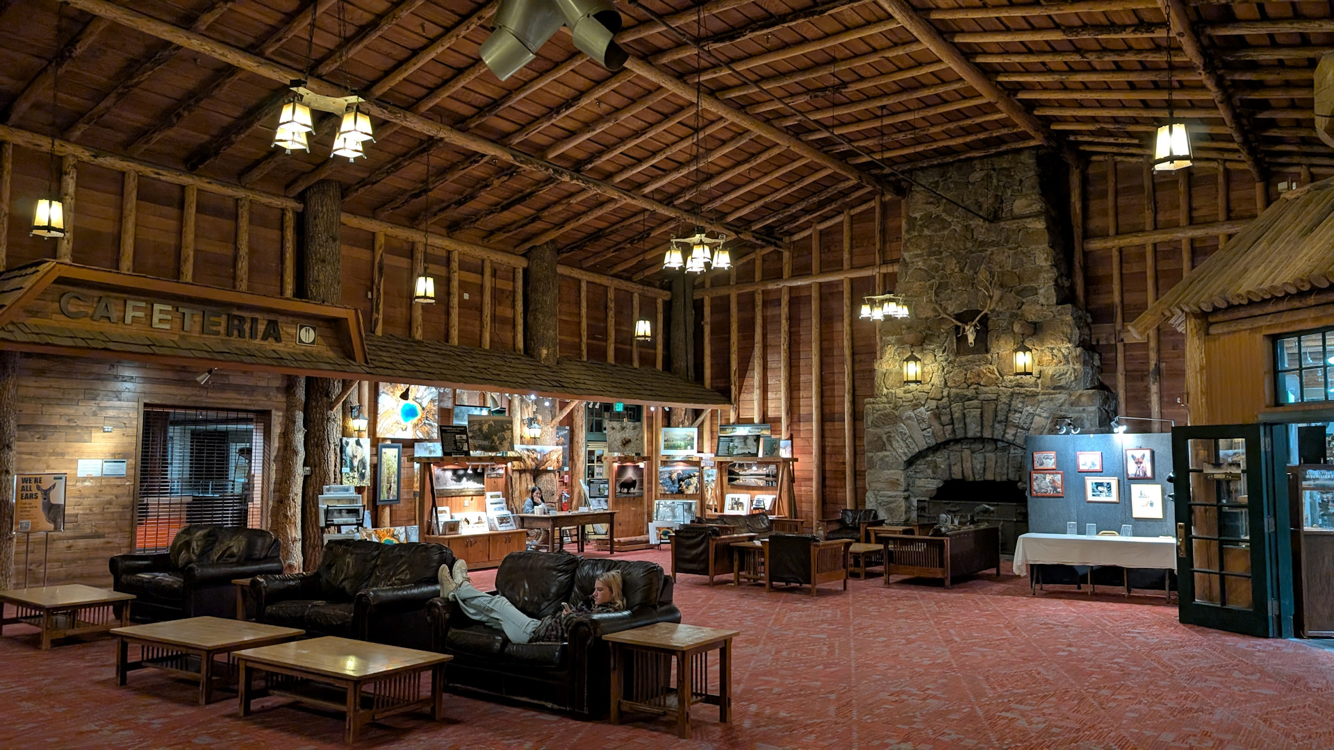 Holzvertäfelter Innenraum der Old Faithfull Lodge Yellowstone Nationalpark 