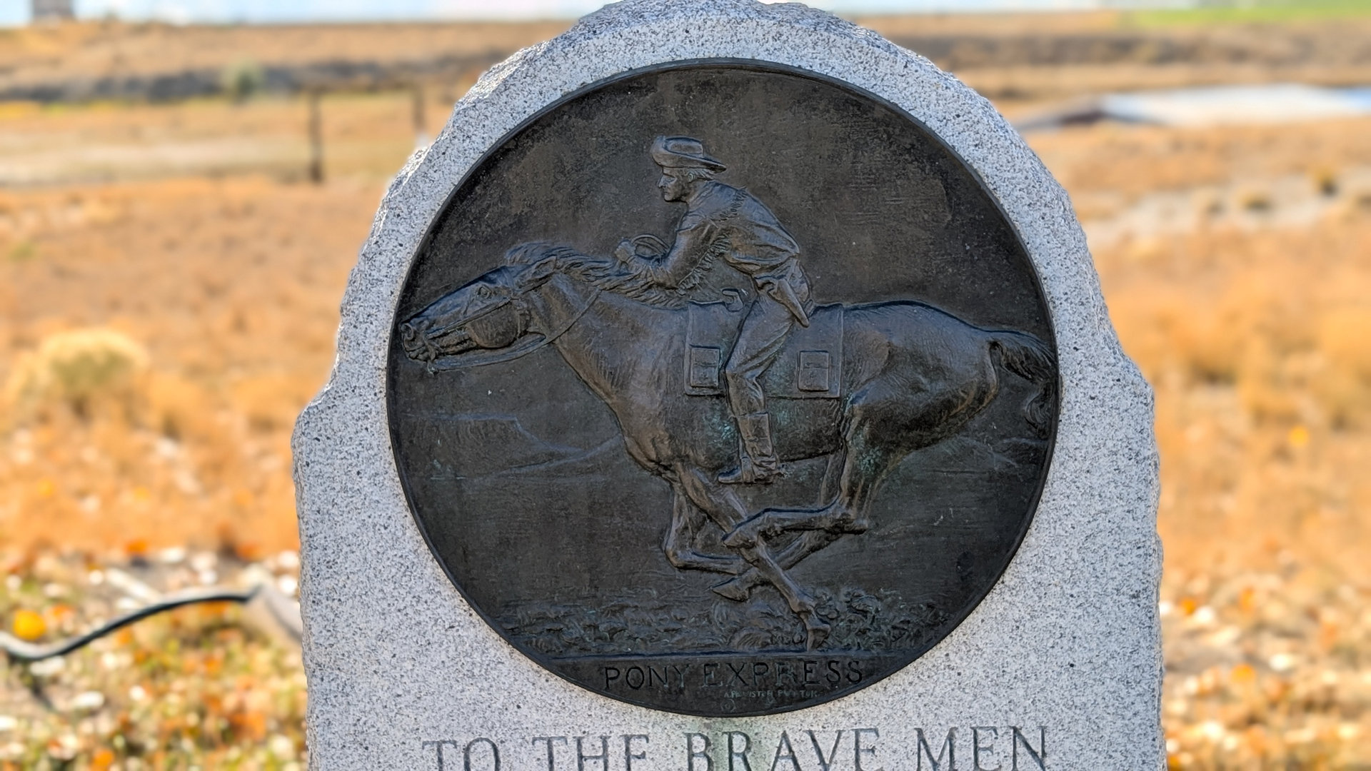 Bronze Plakette im Denkmal für die Reiter vom Pony Express in Farson