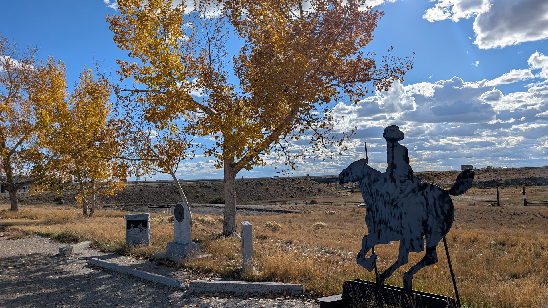 Gedenkplatz mit Stelen und einem Reiter für die Cowboys  vom Pony Express in Farson