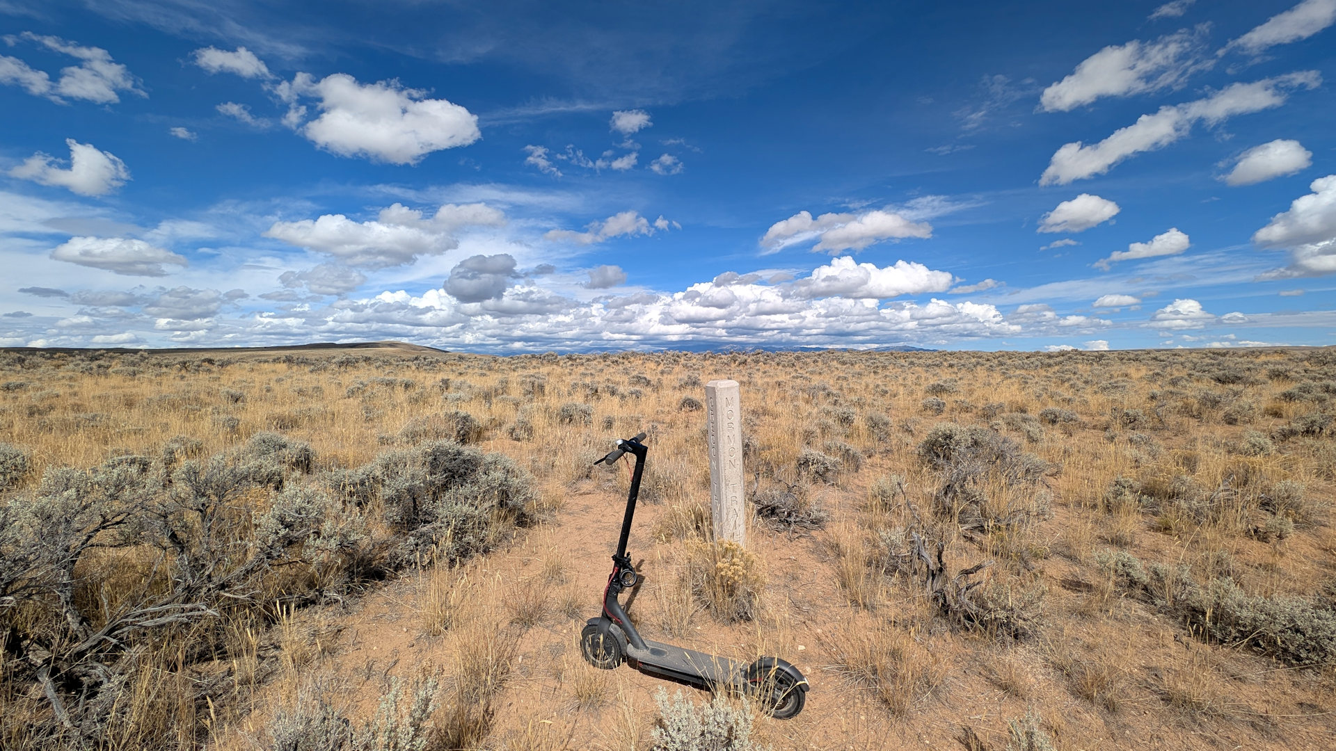 eRoller parkt vor einer Stele die mit Mormonen Trail Oregon Trail beschriftet ist 