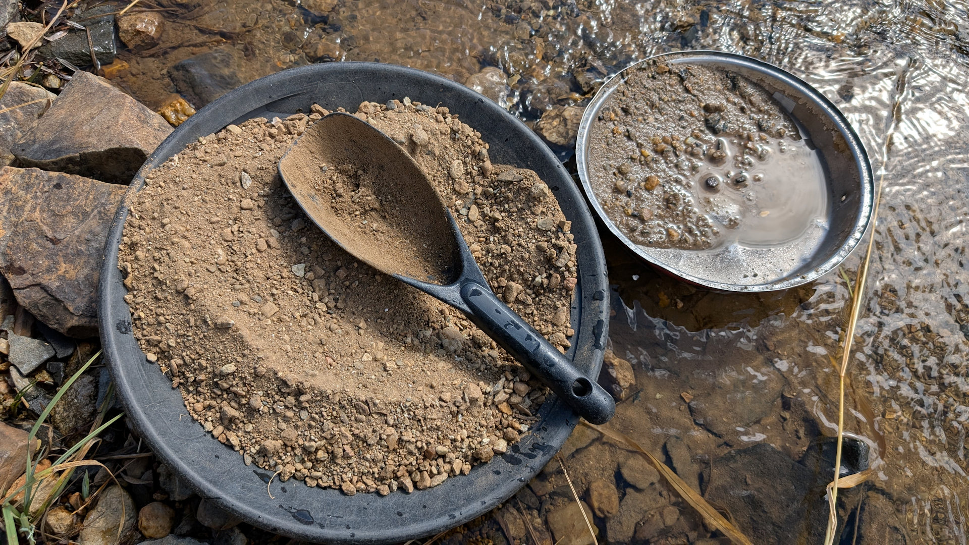 Goldwaschpfanne und Omnia Alu Deckel zum Goldwaschen von Goldsand in einem Fluss