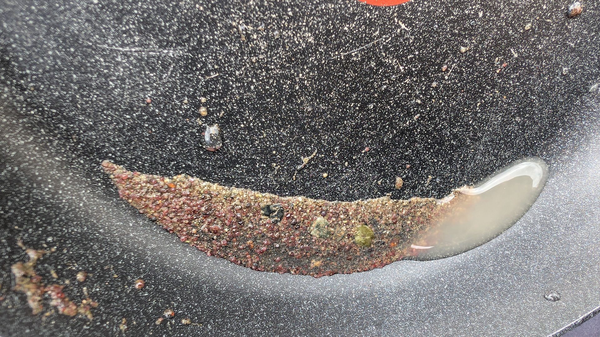 Sand in einer beschichteten Pfanne