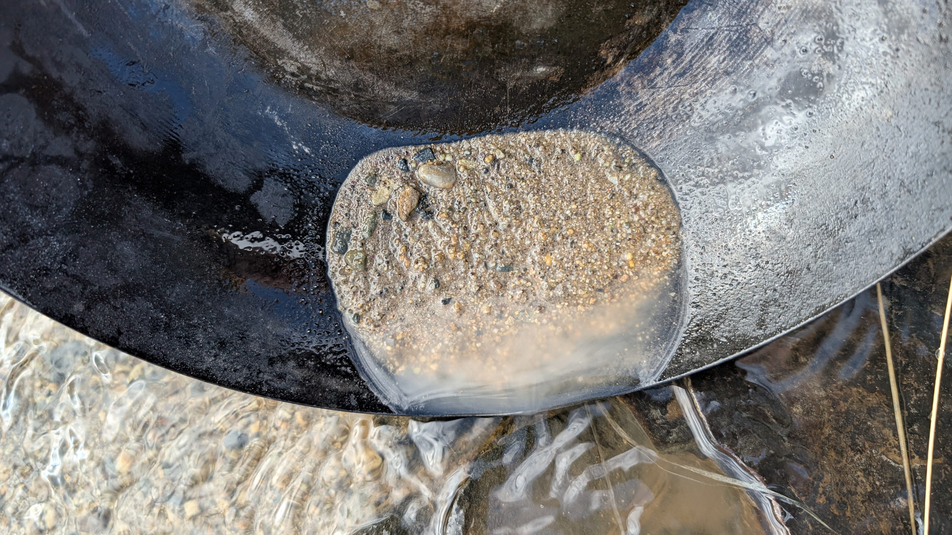 Sand in einer schwarzen Pfanne
