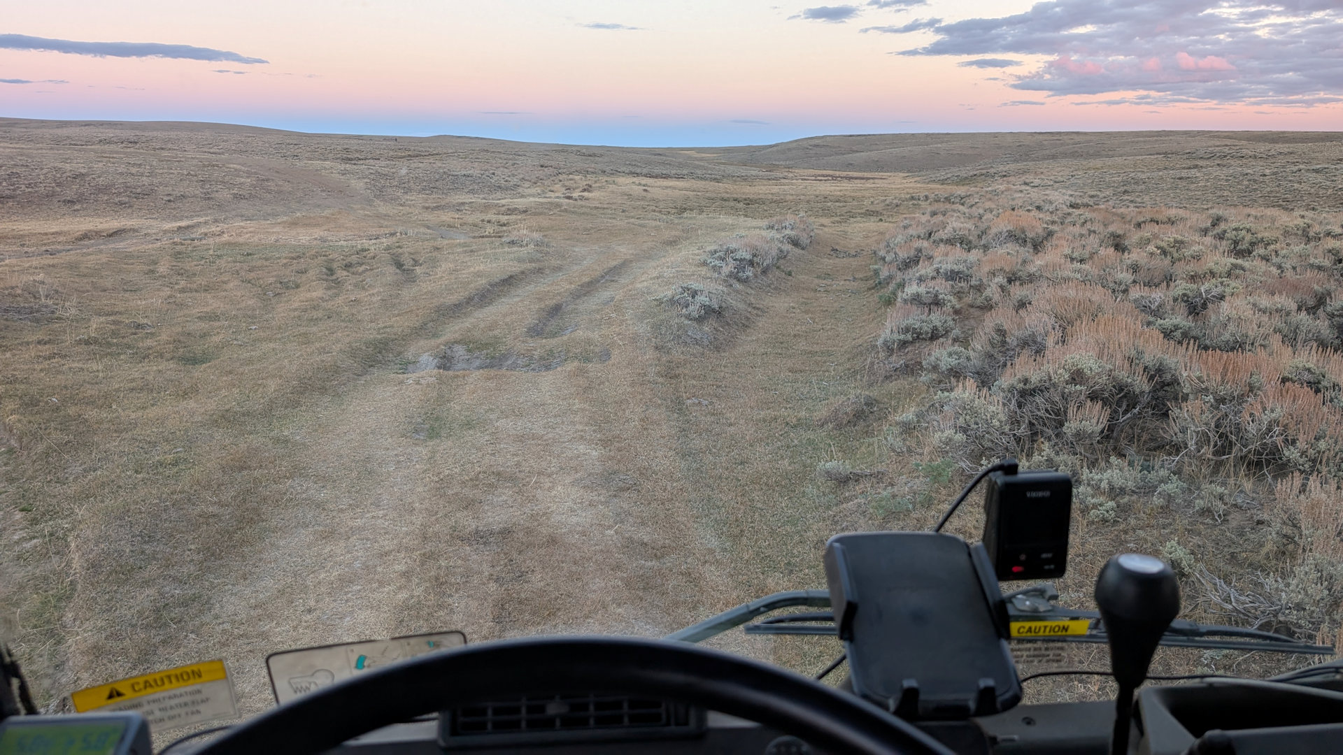Histrorische Spuren der Fuhrwerke vom Oregon Mormonen Trail im Gras 