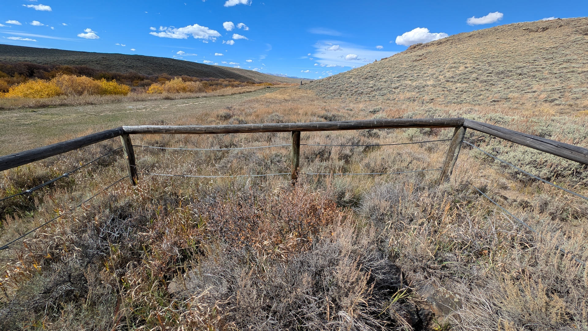 Umzäunte Grabstelle Rock Creek Wyoming in den Bergen