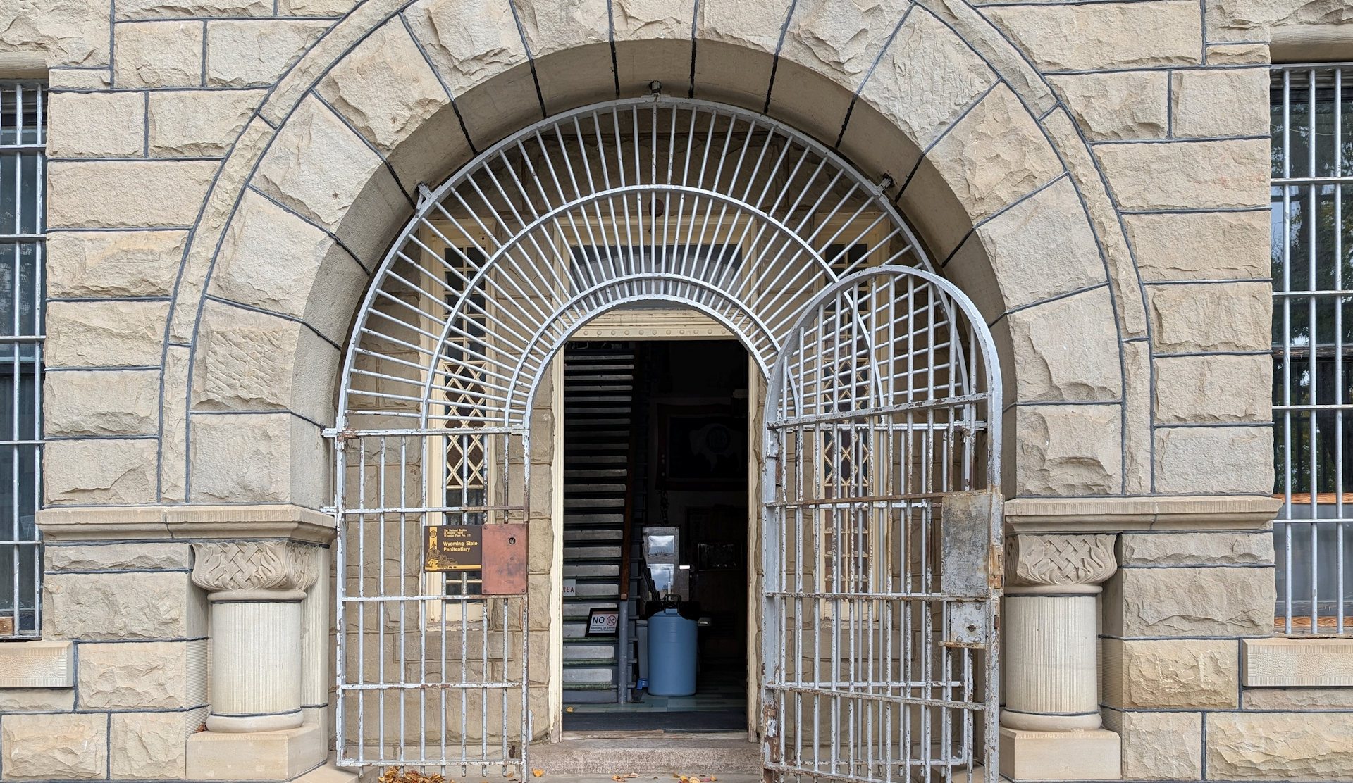 Vergittertes Eingangsportal vom Wyoming Frontier Prison Museum in Rawlins