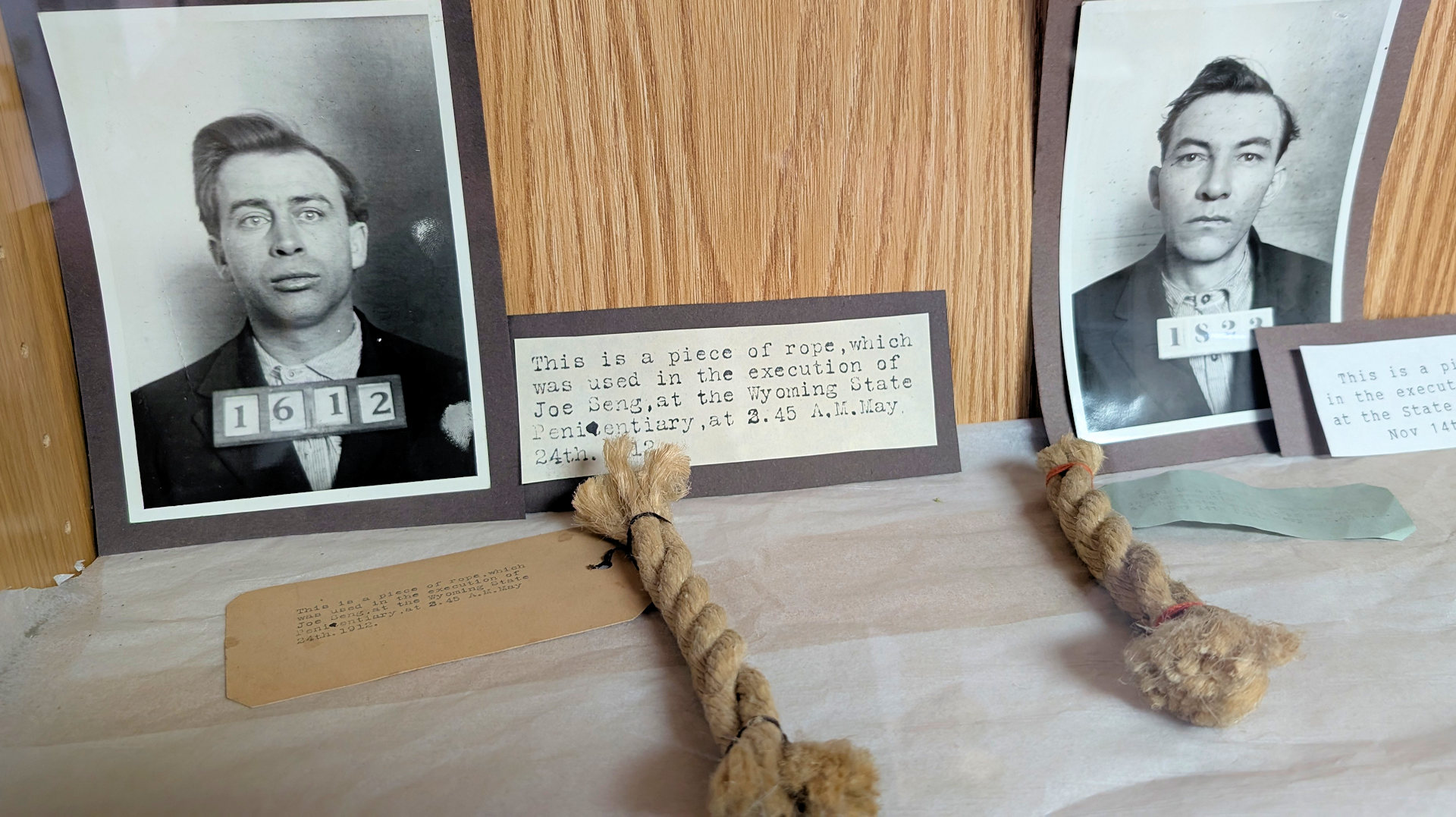 Fotos von Todeskandidaten mit aufgehobenen Resten vom Strick an dem sie erhängt wurden. 