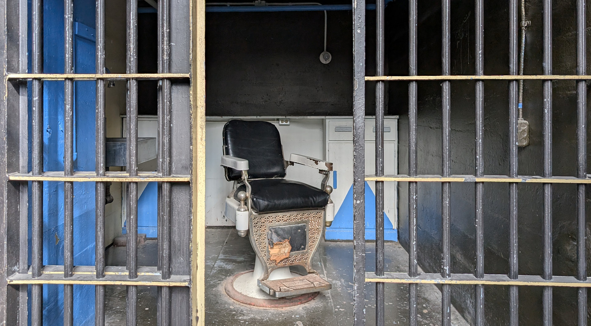 Barbier Stuhl in einer Gefängniszelle 