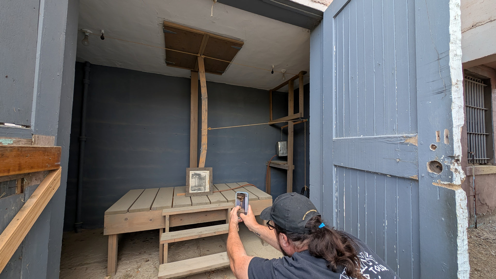 Mann fotografiert Julien Gallows Galgen im Wyoming Frontier Prison Museum Rawlins