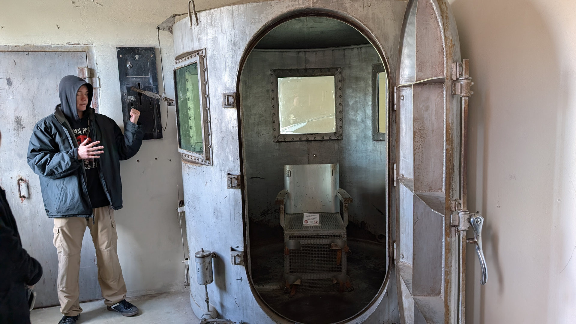 Geöffnete Gaskammer im Wyoming Frontier Prison Museum in Rawlins